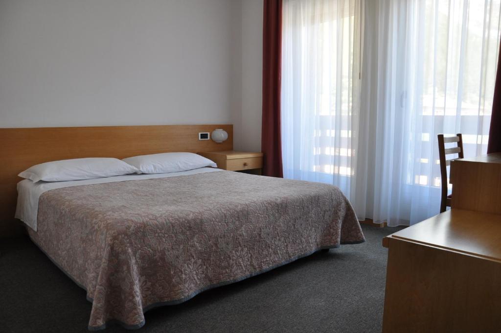 Hotel Ideal Kalfein Zimmer foto