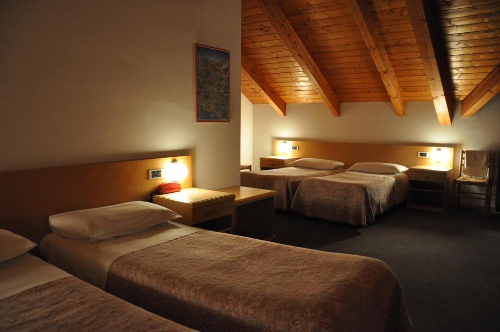 Hotel Ideal Kalfein Zimmer foto