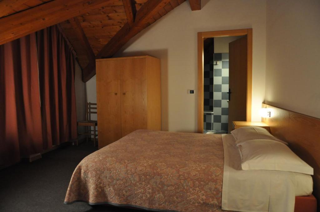 Hotel Ideal Kalfein Zimmer foto