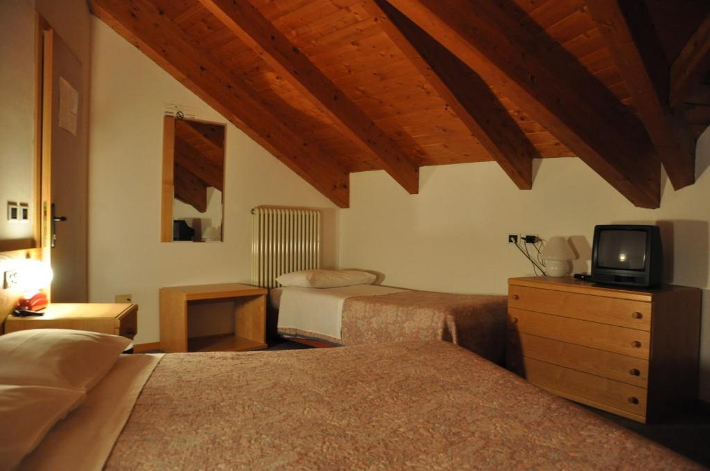 Hotel Ideal Kalfein Zimmer foto